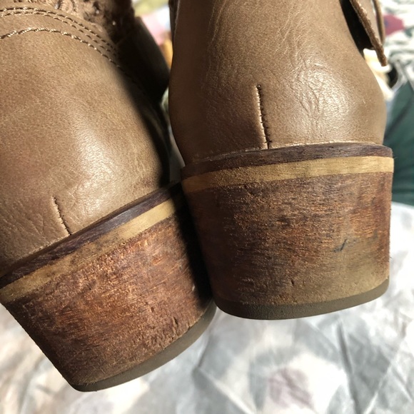 UNIQUE BOOTS 👢 Tan, w/Decorative Top , Size 8m.  MUST try on & see for yourself - Picture 7 of 12
